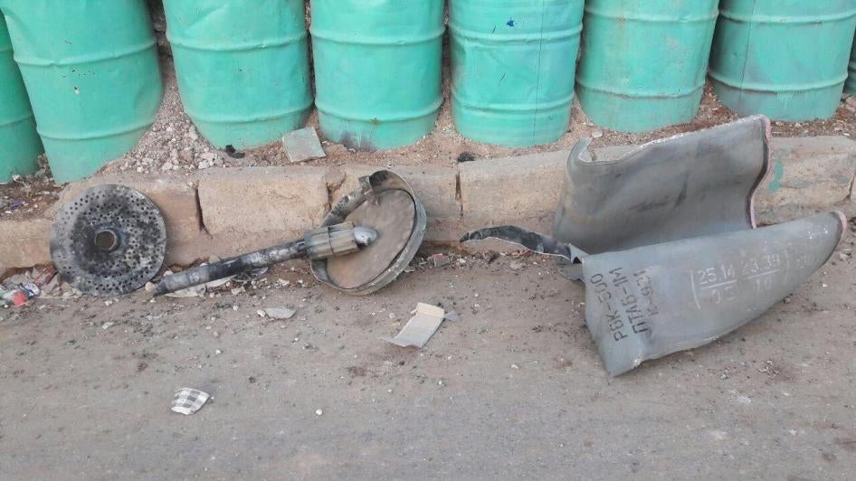 Фрагменты кассетной бомбы РБК-500 ПТАБ-1М, найденные рядом с медцентром Ас-Сахур после бомбежки 1 октября 2016 г.