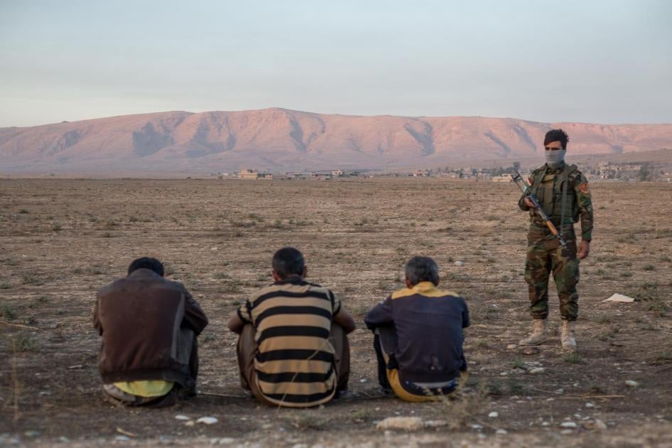 3 عناصر يُشتبه في انتمائهم لداعش، سافروا مع العائلات الفارة من المناطق المحيطة بالموصل التي تمت استعادتها مؤخرا، محتجزين لدى قوات أمن إقليم كردستان العراق، في نقطة تفتيش شرق المدينة، 4 نوفمبر/تشرين الثاني 2016.