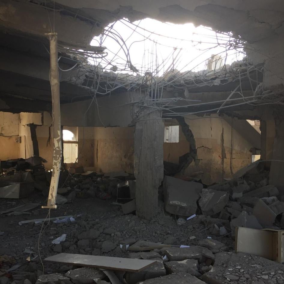 واحدة من 3 قنابل أصابت مديرية أمن الزيدية بمحافظة الحديدة، وقد اخترقت سقف الغرفة المجاورة لمكتب المدير. قتل الهجوم 63 شخصا على الأقل، بين رجال أمن ومحتجزين.