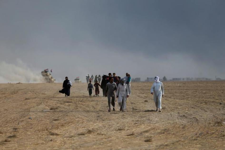 مدنيون عائدون إلى قريتهم بعد أن استعادتها قوات معادية لداعش، جنوب الموصل، 21 أكتوبر/تشرين الأول 2016.  