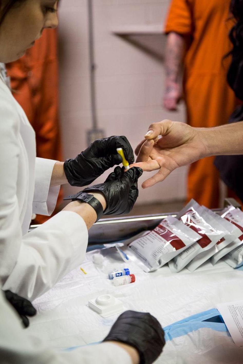 Administration d’un test de dépistage du VIH à un détenu de la prison municipale de Lafayette (Lafayette Parish Correctional Center), en Louisiane, dans le sud des États-Unis.