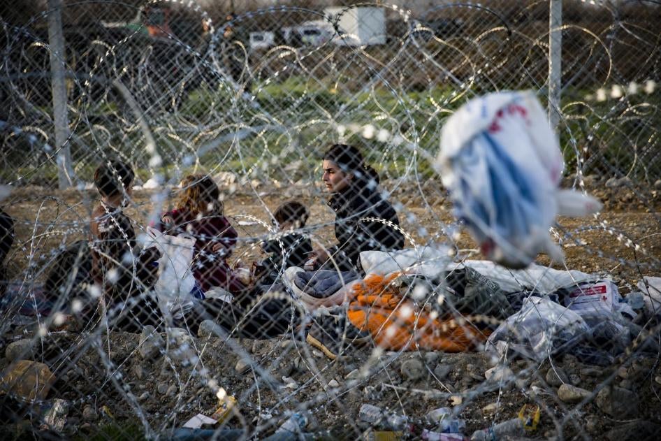 Une famille syrienne faisant partie d’un groupe de 27 personnes ayant rejoint la Macédoine, bloquée dans la zone « no man’s land » située entre ce pays et la Grèce, début mars 2016. 