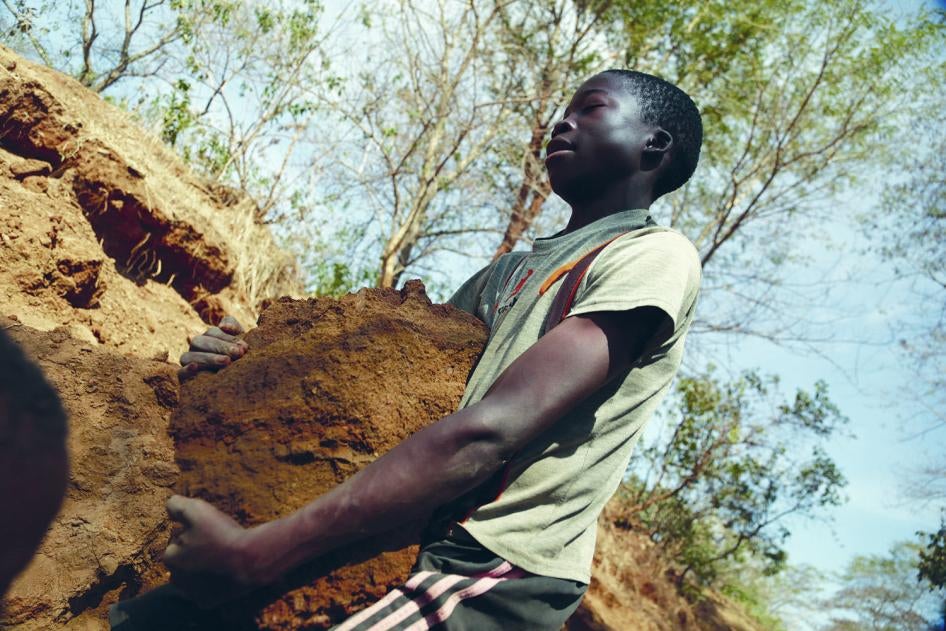 Un garçon de 13 ans creuse la terre à la recherche de minerai d'or dans une petite mine de la région de Mbeya, en Tanzanie. 