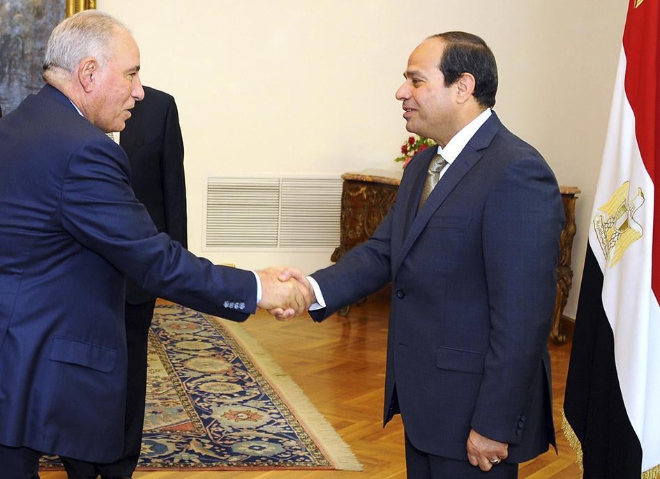 Egyptian President Abdel-Fattah el-Sissi, right, shakes hands with newly-appointed Justice Minister Ahmed el-Zind during a swearing-in ceremony in Cairo, Egypt on May 20, 2015. 