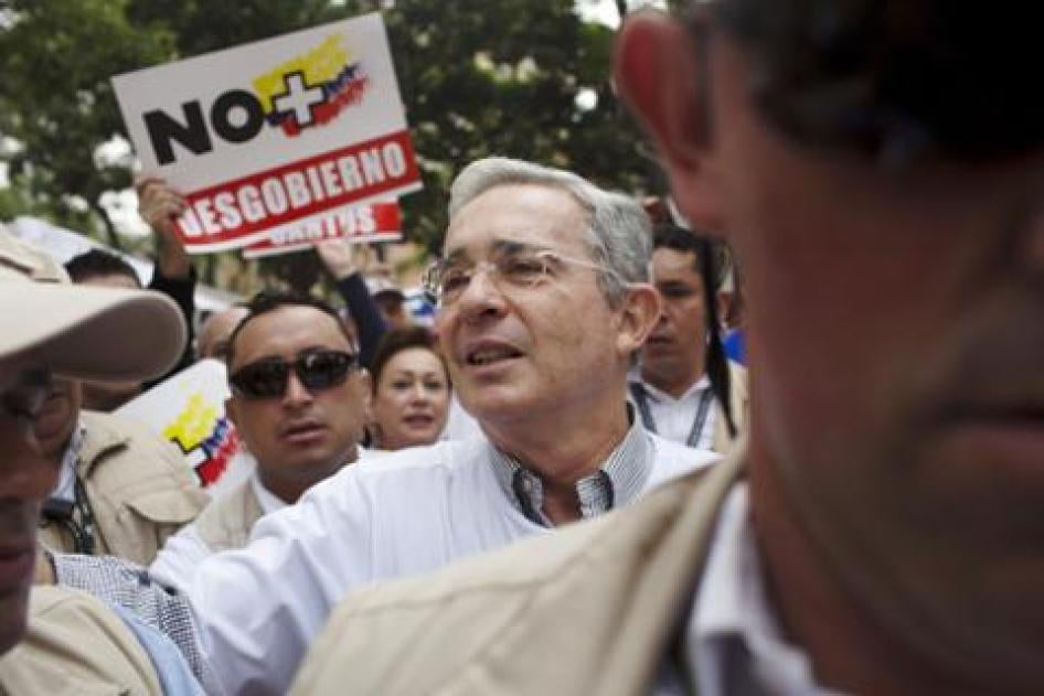 Colombia's former president Alvaro Uribe walks surrounded by security personnel as he greets supporters during a protest march against Colombia's President Juan Manuel Santos and the Colombian peace process, in Medellin. © 2016 Reuters