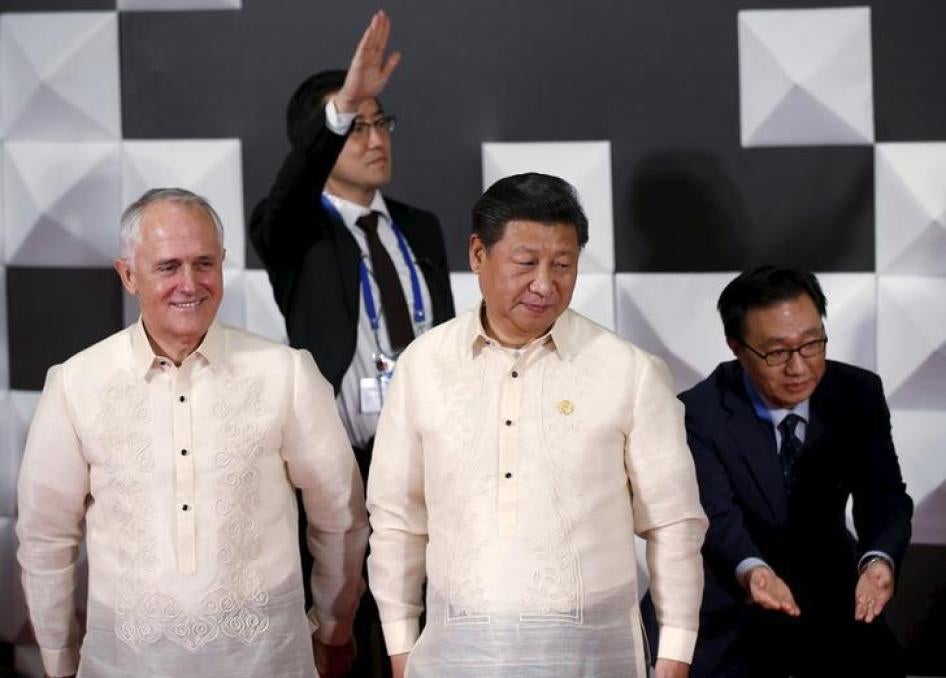 澳洲总理特恩布尔（左）与中国总理习近平（右二）于2015年11月18日在马尼拉出席亞洲太平洋經濟合作會議(APEC)时，预备合影。