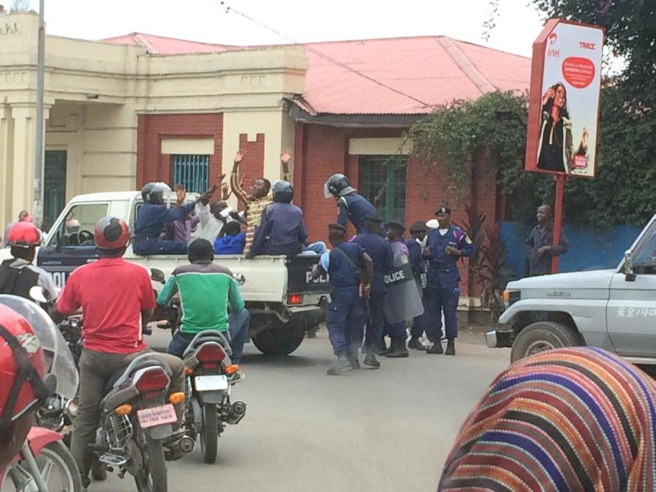 18 personnes ont été arrêtées à Goma, dans l'est de la RD Congo, lors d'une manifestation pacifique organisée par le mouvement de jeunes Lutte pour le Changement (LUCHA) le 15 mars 2016. Ils ont été libérés sans inculpation le 19 mars.