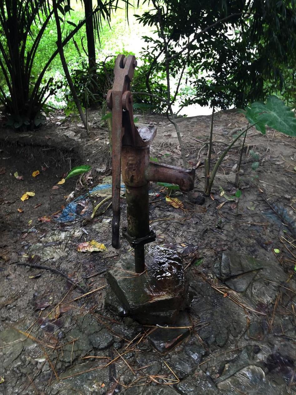 An unpainted government tubewell contaminated with arsenic above the national standard in Bilmamudpur, July 2015. © 2015 Richard Pearshouse/Human Rights Watch