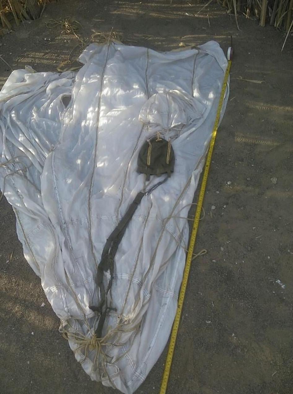  مظلة من عبوة "بي إل يو-108" استخدمت في قنبلة "سي بي يو-105" ذات مجسات استشعار في هجوم على ميناء الحيمة بمحافظة الحديدة في 12 ديسمبر/كانون الأول 2015.