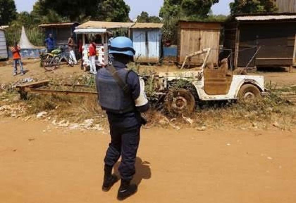 Un Casque bleu des Nations Unies surveille une route près de la capitale de la République centrafricaine, Bangui, lors de la visite du pape François, le 29 novembre 2015.