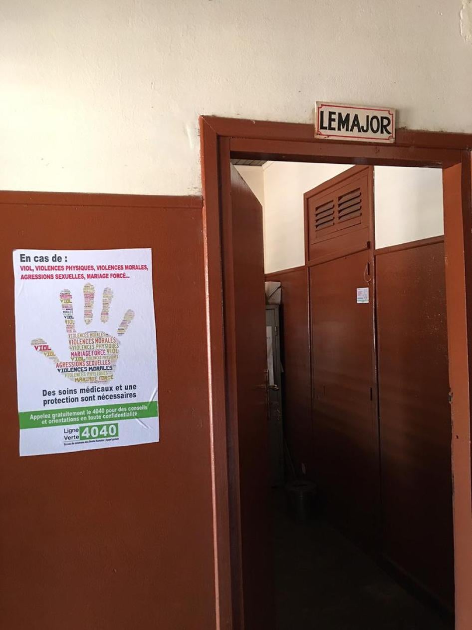 Une affiche où figure un numéro vert pour les victimes de violences sexuelles, afin de leur fournir des soins de santé et une protection, sur le mur d’un hôpital de Kaga Bandoro, en République centrafricaine. 