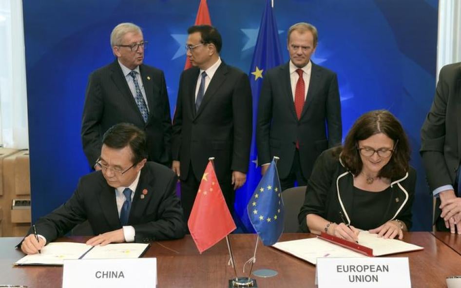 (From L to R) Chinese Minister of Commerce Gao Hucheng, European Commission President Jean Claude Juncker, Chinese Premier Li Keqiang, European Council President Donald Tusk, and European Commissioner for Trade Cecilia Malmstrom attend a signing ceremony.