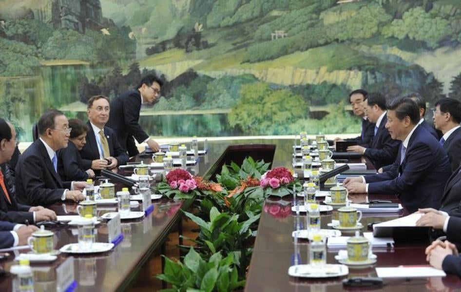 中国国家主席习近平（右）在人民大会堂与联合国秘书长潘基明（左二）进行会谈，中国北京，2015年9月3日摄。