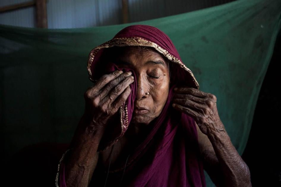 Anuwara Begum, une femme bangladaise âgée de 60 ans photographiée le 5 mars 2016 dans le village d’Iruain (district de Comilla), essuie des larmes en évoquant la mémoire de son gendre, un agriculteur qui a succombé à des maladies liées à l'arsenic.