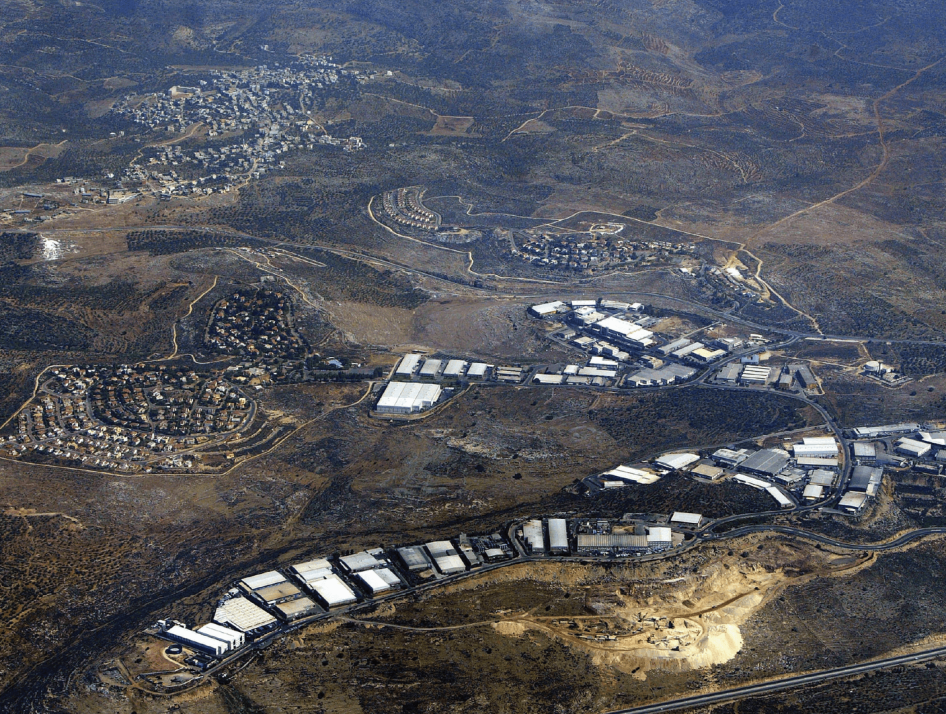 بركان، الواقعة في الضفة الغربية المحتلة، هي مستوطنة سكنية إسرائيلية ومنطقة صناعية تستضيف نحو 120 مصنعا تصدر نحو 80 بالمائة من سلعها إلى الخارج. في الخلفية بلدة قروة بني حسن الفلسطينية. 