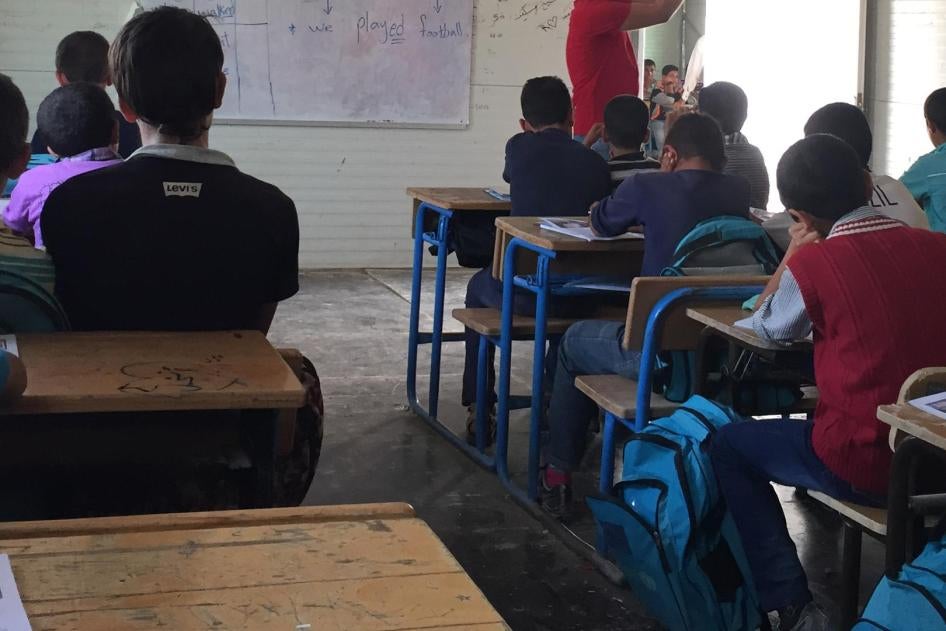Des enfants syriens assistent à un cours dans une école du camp de réfugiés de Zaatari dans le nord de la Jordanie, le 20 octobre 2015. L’école enseignait alors aux filles syriennes le matin et aux garçons l’après-midi, mais manquait d’électricité, de cha