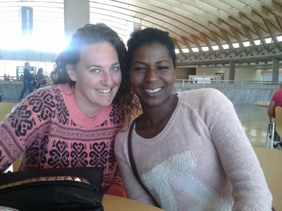 الدرجة أمبارك سلمى مع إيتاهيزا دينيس من الأسرة الإسبانية المضيفة، في 6 يناير/كانون الثاني 2014، يوم غادرت إسبانيا إلى مخيمات اللاجئين الصحراويين في الجزائر.