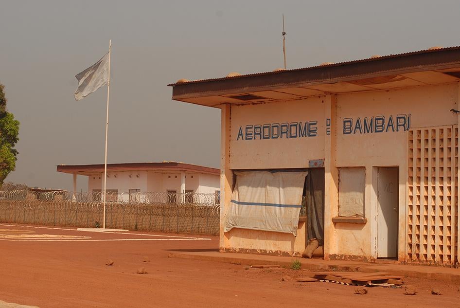Une base de MINUSCA, à gauche, située derrière l'aérodrome de Bambari, en République centrafricaine. De septembre à décembre 2015, des Casques bleus de l’ONU originaires de la République du Congo qui gardaient l'aéroport auraient soumis des femmes et des 