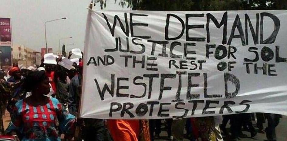 Des partisans de l’opposition manifestent le 16 avril 2016 à Banjul, capitale de la Gambie, à la suite de la mort en détention du membre de l’opposition Solo Sandeng. 