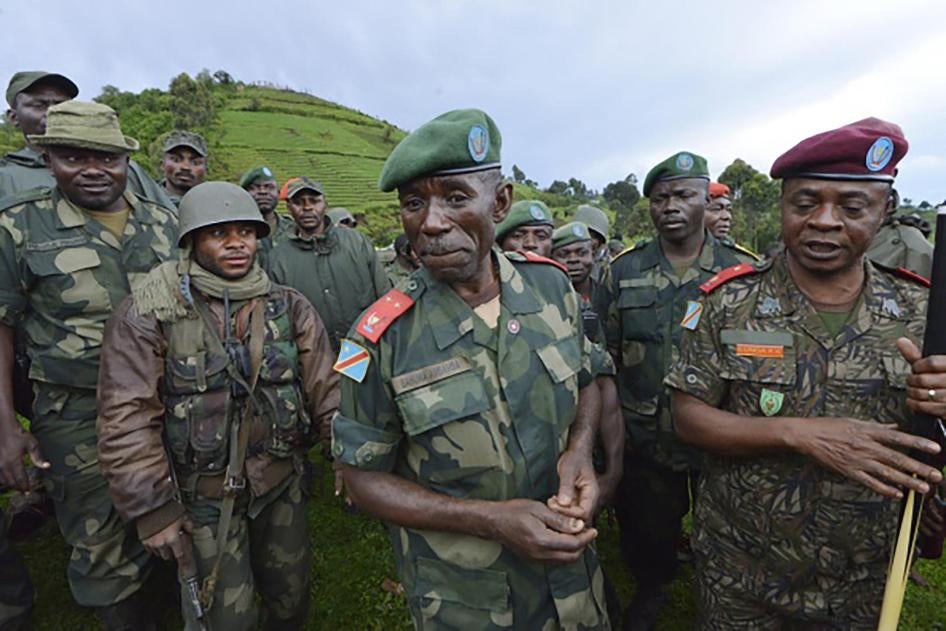 Le général Ilunga Kampete (à droite) s'entretient avec le général Bahuma Ambamba (au centre) près de Chanzu, dans l'est de la RD Congo, le 5 novembre 2013.