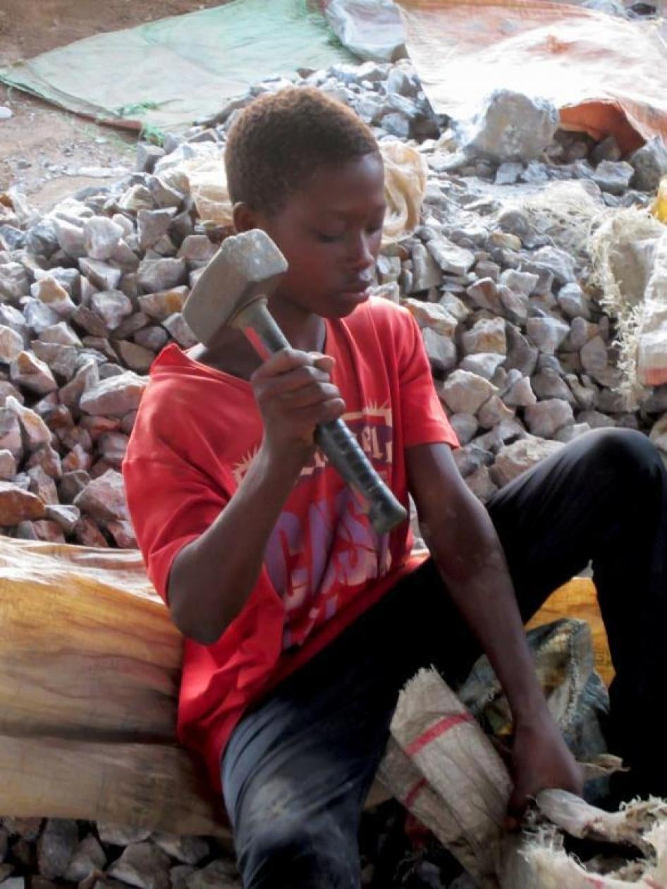 一名12岁男孩以手工敲碎矿石，摄于加纳阿散蒂地区（Ashanti Region）中阿曼西县（Amansie Central）的洪马色（Homase）处理场。