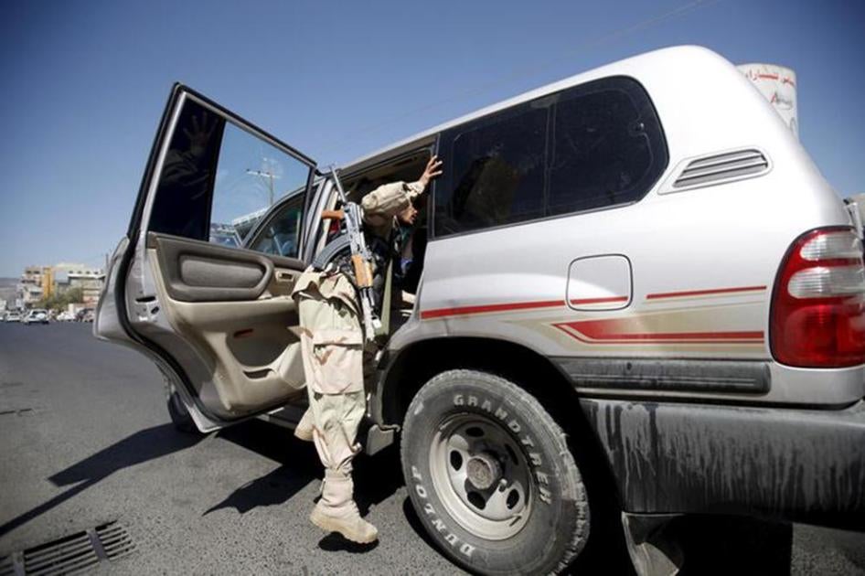 مقاتل حوثي يفتش سيارة عند حاجز في أحد شوارع العاصمة اليمنية صنعاء، 21 أكتوبر/تشرين الأول 2015.