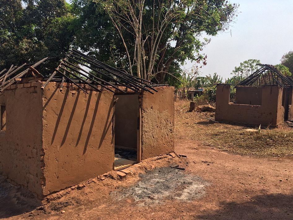 Сожженные дома в квартале Икпиро в Ямбио, Южный Судан, после столкновений между правительственными силами и повстанцами в декабре 2015 г. 