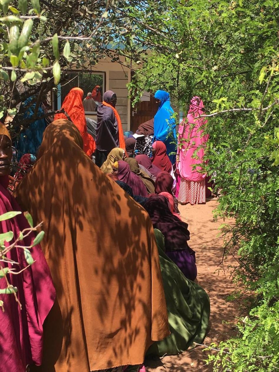 Des réfugiés somaliens font la queue au centre du HCR de Hagadera, pour accéder au bureau du secrétariat afin de s'inscrire en vue d'un rapatriement en Somalie. 