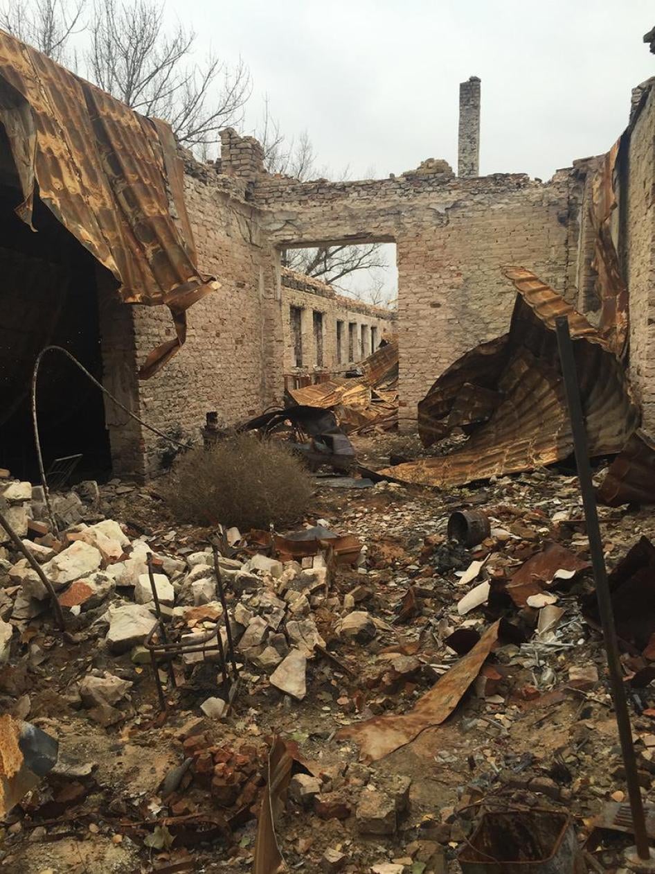 La cour de l’école nº 2 de Stanytsia Luhanska (est de l’Ukraine), détruite par un incendie apparemment déclenché par une frappe aérienne en août 2014.