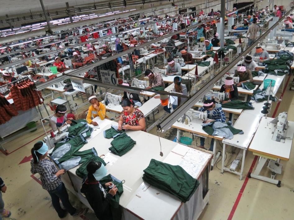 Para perempuan bekerja di divisi penjahitan di sebuah pabrik di Phnom Penh, ibukota Kamboja. Perempuan mencapai 90 persen dari tenaga kerja industri garmen di Kamboja, yang memproduksi untuk berbagai merek pakaian internasional. Dokumentasi Human Rights W