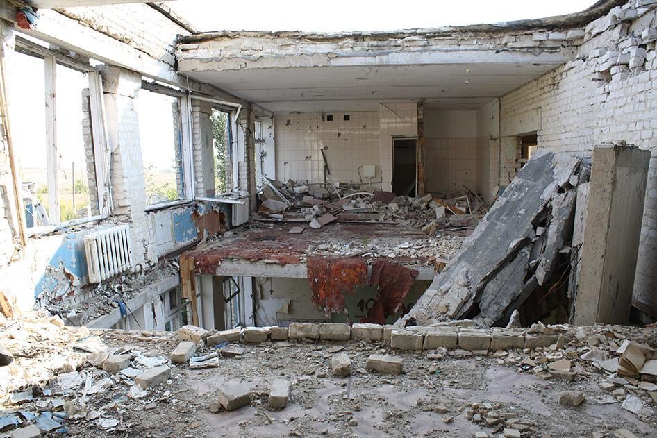 Décombres d’une école à Novosvitlivka (est de l’Ukraine), détruite par des tirs de roquettes Grad en août 2014.