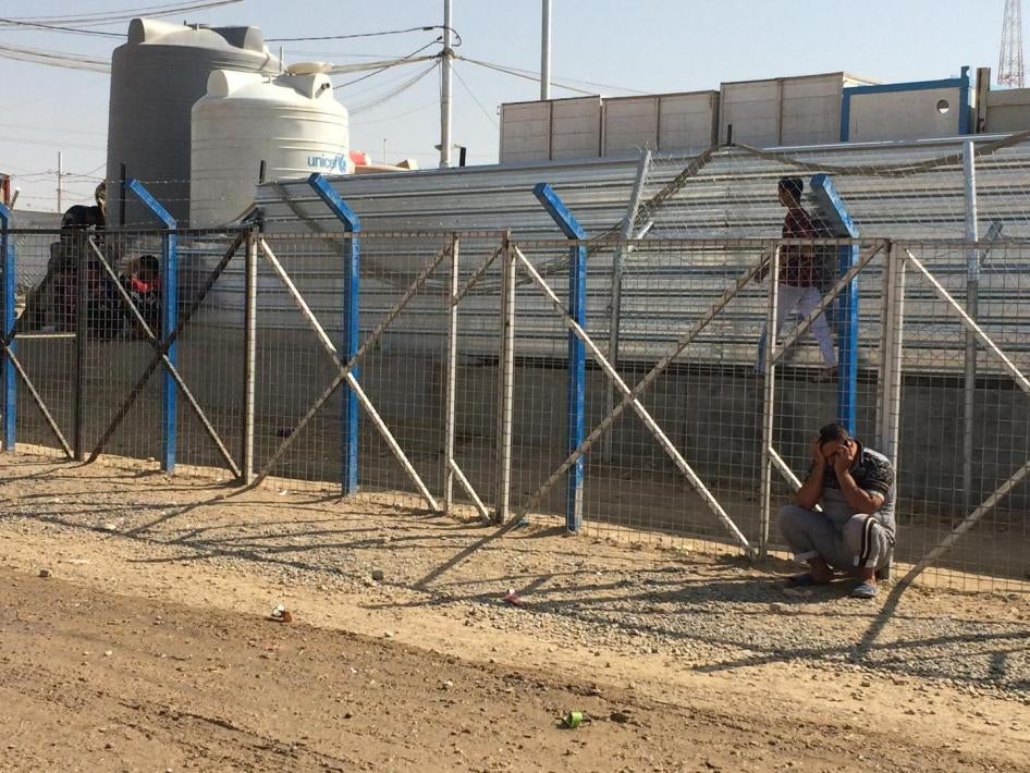 منطقة مسيّجة بجانب مخيم ديبكة للنازحين الذي تحتجز فيه قوات الأمن التابعة لإقليم كردستان الرجال والأطفال (فوق 14 عاما) الفارين من القتال في الموصل والحويجة لمدة أسابيع في المرة الواحدة.