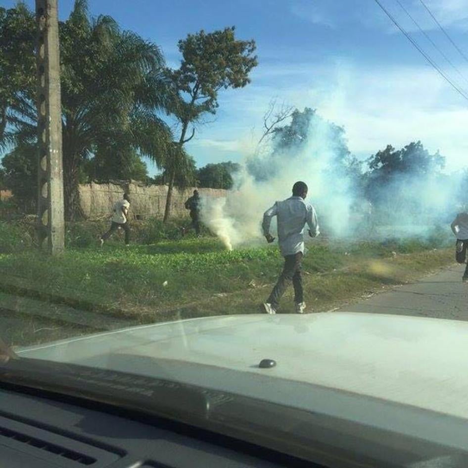 Des manifestants courent après que la police ait commencé à tirer des cartouches de gaz lacrymogène pour empêcher le déroulement d'une réunion politique pacifique de l'opposition le 24 avril 2016 à Lubumbashi, dans le sud de la République démocratique du 