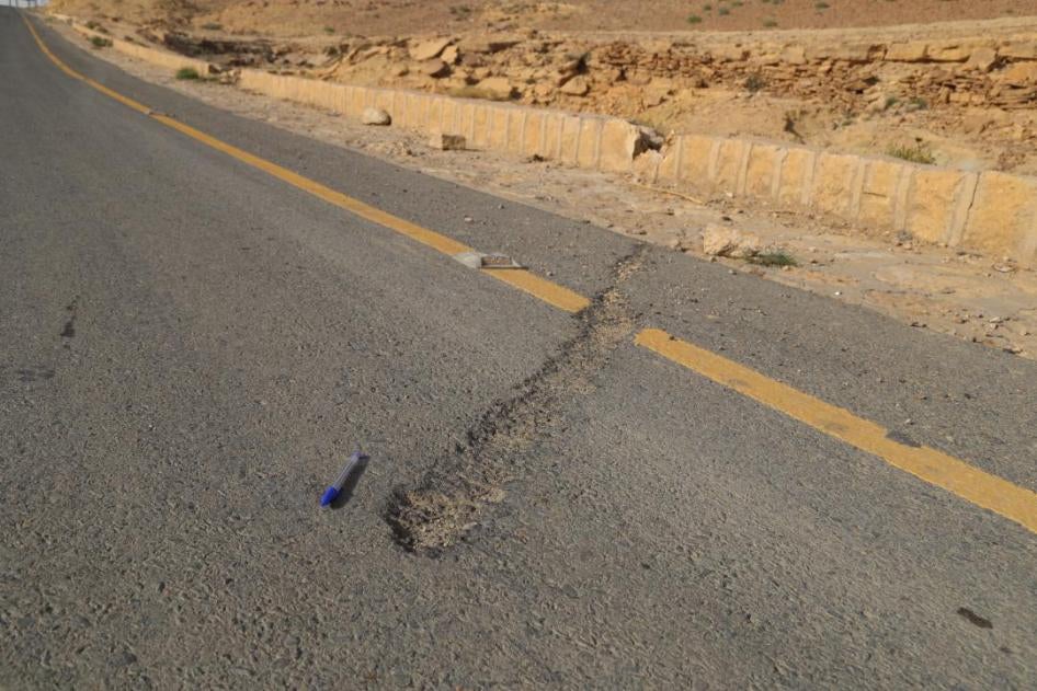  حفرة انفجارية ذات شكل مميز على الطريق قرب الأحمر بمحافظة صعدة شمالي اليمن، حيث وقع هجوم بعبوات "بي إل يو-108" التي تحتوي عليها قنابل "سي بي يو-105" ذات مجسات استشعار في 27 أبريل/نيسان.