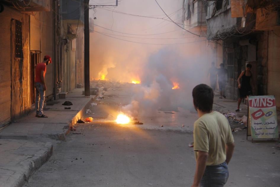 Des sous-munitions incendiaires brûlent après avoir été larguées sur une rue du quartier d’al-Mashhad dans la ville d'Alep en Syrie, le 7 août 2016.