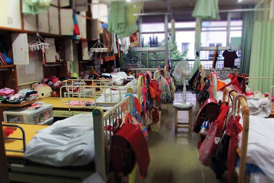 日本岩手县一家儿童养护机构为小学女生提供的卧室。八个女孩同住一房，床铺是她们仅有的私人空间。所谓的隐私只靠一张薄薄的帘子保护，2012年8月。