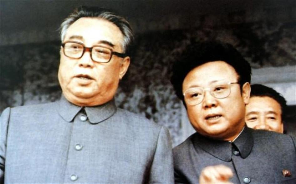朝鲜建国领导人金日成与金正日父子在国庆大会上交谈，平壤，1983年9月。