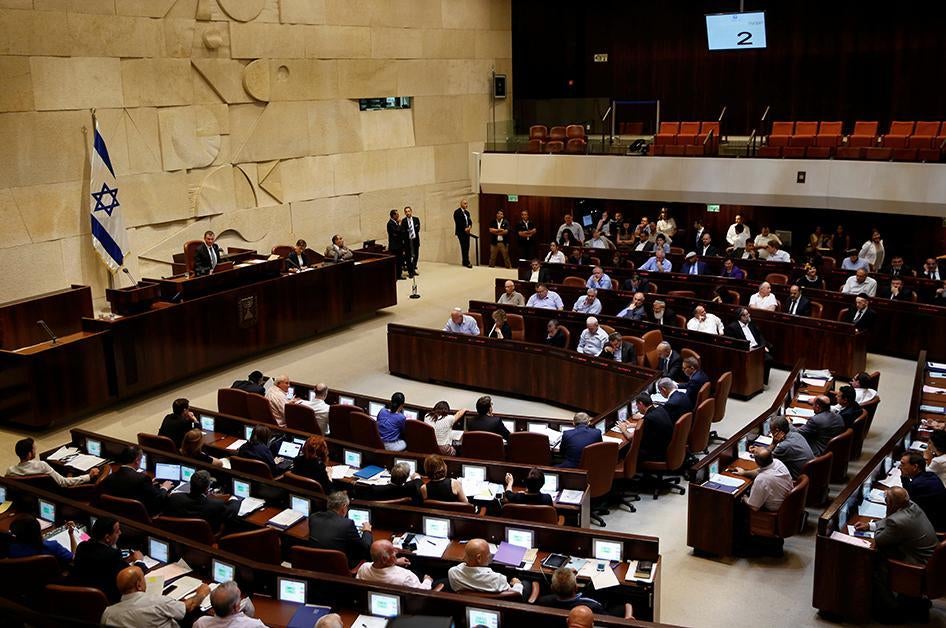 الكنيست، البرلمان الإسرائيلي، أقر في 12 يوليو/تموز 2016، قانونا يشترط على المنظمات الإسرائيلية غير الربحية التي تتلقى أكثر من نصف تمويلها – بشكل مباشر أو غير مباشر – من حكومات أجنبية، ذكر هذا التمويل في تواصلها مع الجمهور والمسؤولين الحكوميين.