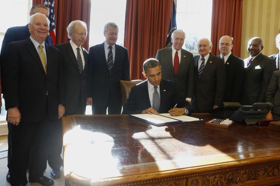 U.S. President Barack Obama signs into law the Russia and Moldova Jackson-Vanik Repeal and Magnitsky Rule of Law Accountability Act in the Oval Office of the White House in Washington, December 14, 2012. © 2012 Reuters