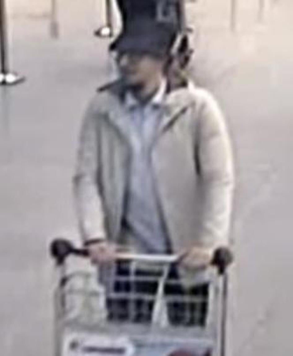 Image des caméras de vidéosurveillance de l’aéroport belge de Zaventem de l’« homme au chapeau », l’un des principaux suspects de l’attentat de l’aéroport.