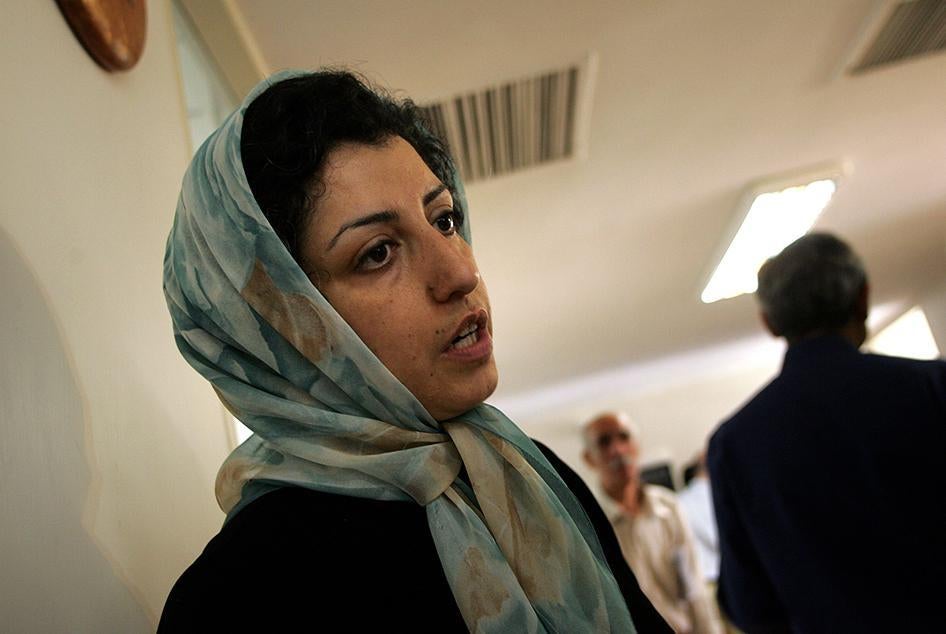 ناشطة حقوق الإنسان الإيرانية، نرجس محمدي، في مركز المدافعين عن حقوق الإنسان في طهران، 25 يونيو 2007.