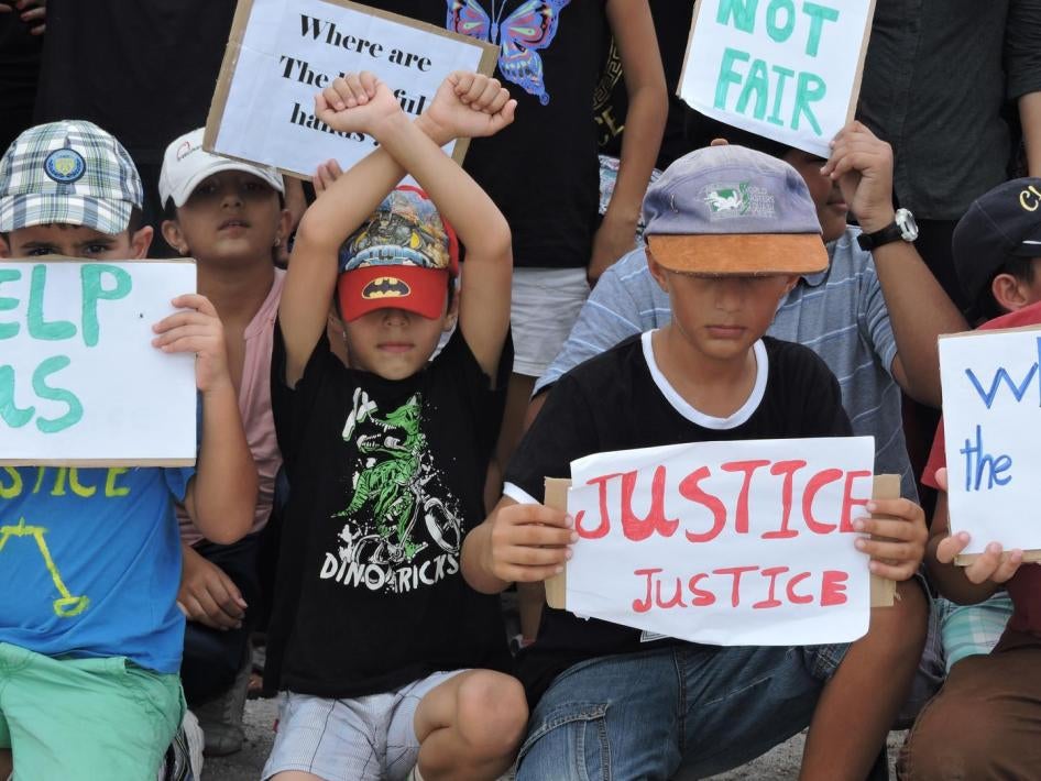  کودکان پناهنده در یک اعتراض دسته جمعی در مارچ 2015 شرکت می کندد بر علیه اسکان مجددشان در نائورو و شرایط زندگی اشان در جزیره 