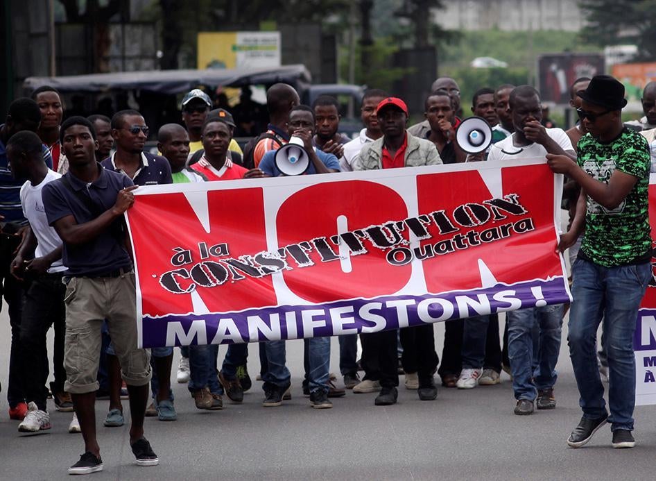 Des membres et des partisans du Front populaire ivoirien (FPI) brandissent une bannière exprimant leur opposition au projet de nouvelle constitution, lors d’un rassemblement tenu le 8 octobre 2016 à Abidjan, Côte d’Ivoire.