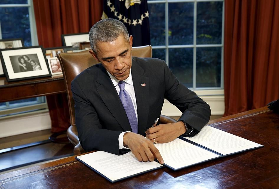 U.S. President Barack Obama vetoes the National Defense Authorization Act (NDAA) for Fiscal Year 2016 in the Oval Office of the White House in Washington, D.C., on October 22, 2015. © 2015 Reuters