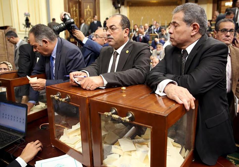  توفيق عكاشة (يمين) يشاهد التصويت لاختيار رئيس البرلمان المصري الجديد في وقت متأخر من الجلسة الافتتاحية يوم الأحد، 10 يناير/كانون الثاني 2016 في مقر البرلمان في القاهرة، مصر.