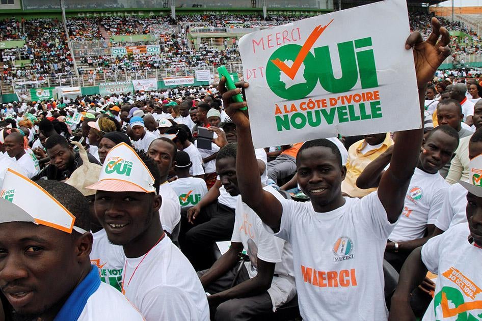 A man holds a placard during a rally, ahead of the referendum for a new constitution, in Abidjan, Côte d’Ivoire on October 22, 2016. The placard reads “Yes to a new Côte d’Ivoire.”