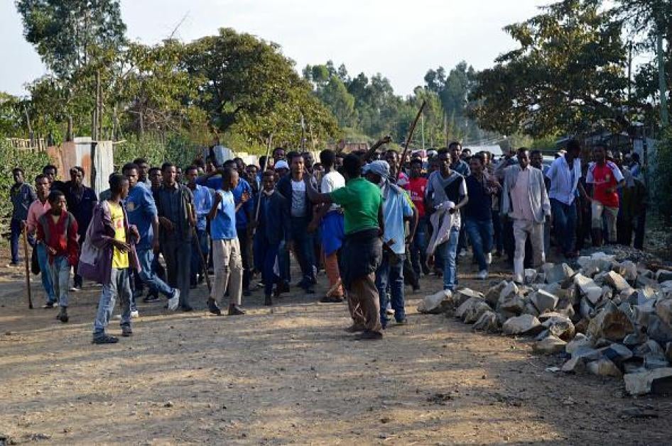 Des membres de l'ethnie Oromo effectuent une marche de protestation sur une route en Éthiopie le 15 décembre 2015, après que des manifestants eurent été tués par balles par les forces de sécurité à Wolenkomi, à environ 60 kilomètres à l'ouest de la capita