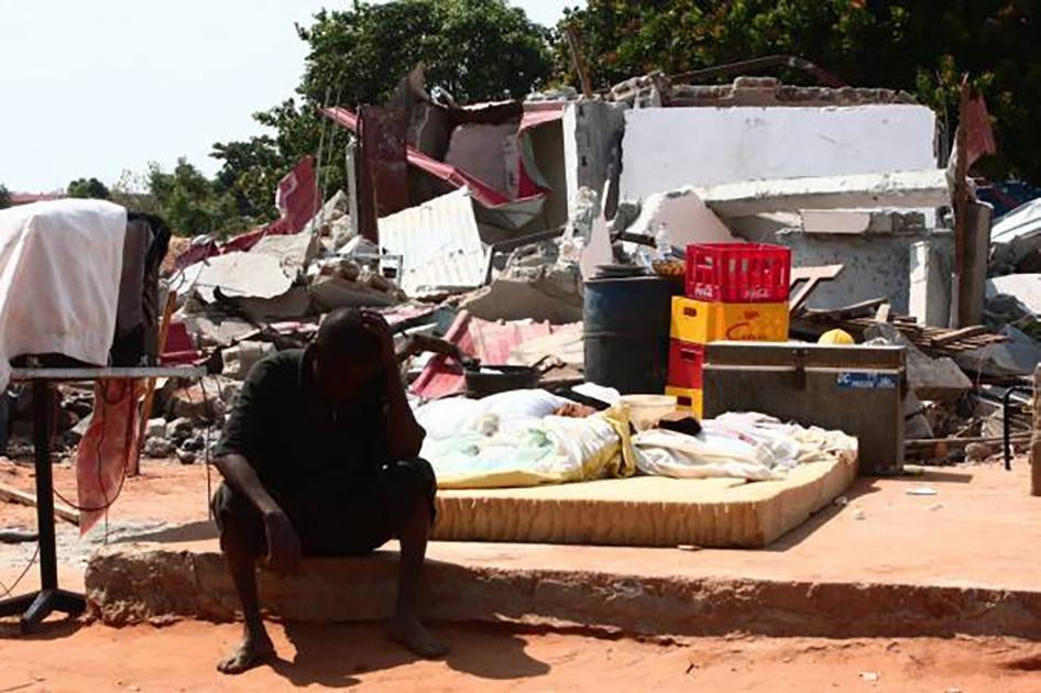 Um homem na zona do Zango II, em Luanda, Angola, após as forças de segurança terem demolido a sua casa.