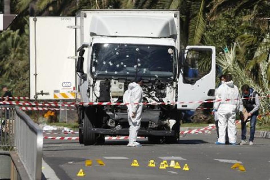 Des enquêteurs près du camion utilisé le 14 juillet 2016 sur la Promenade des Anglais à Nice, dans un attentat ayant fait des dizaines de morts et de blessés, recueillent des indices au lendemain de cette attaque. 