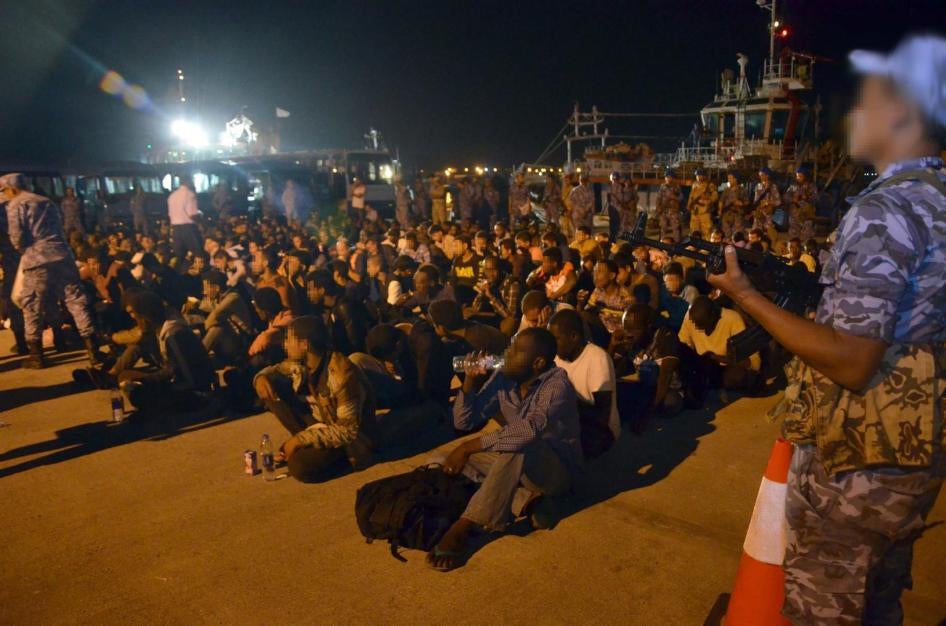 مجموعة من المهاجرين تحتجزهم القوات المصرية المسلحة في ميناء في مصر، يونيو/حزيران 2016